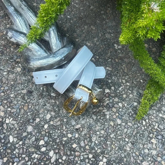 Doncaster White Leather Fashion Belt Gold Tone Hardware With Dangle - Picture 5 of 5